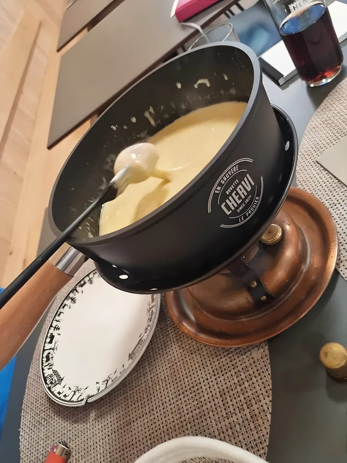 Fondue dans le caquelon marqué Chervi