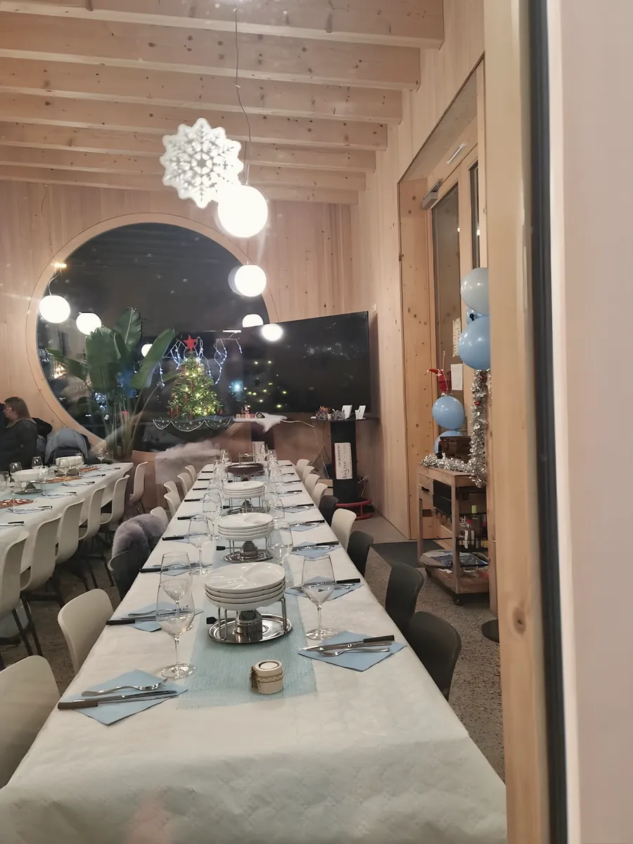Grande tablée dressée pour un repas de fête
