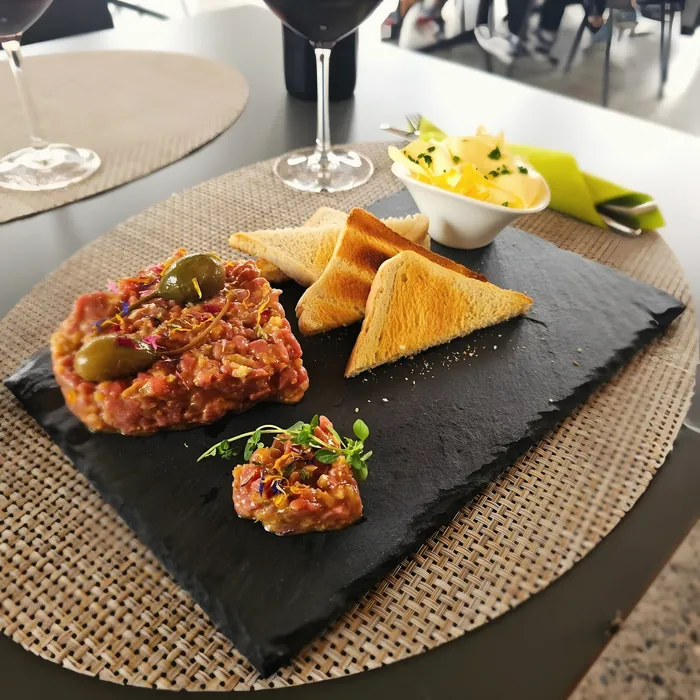 Tartare du Chervi coupé au couteau, toasts et salade